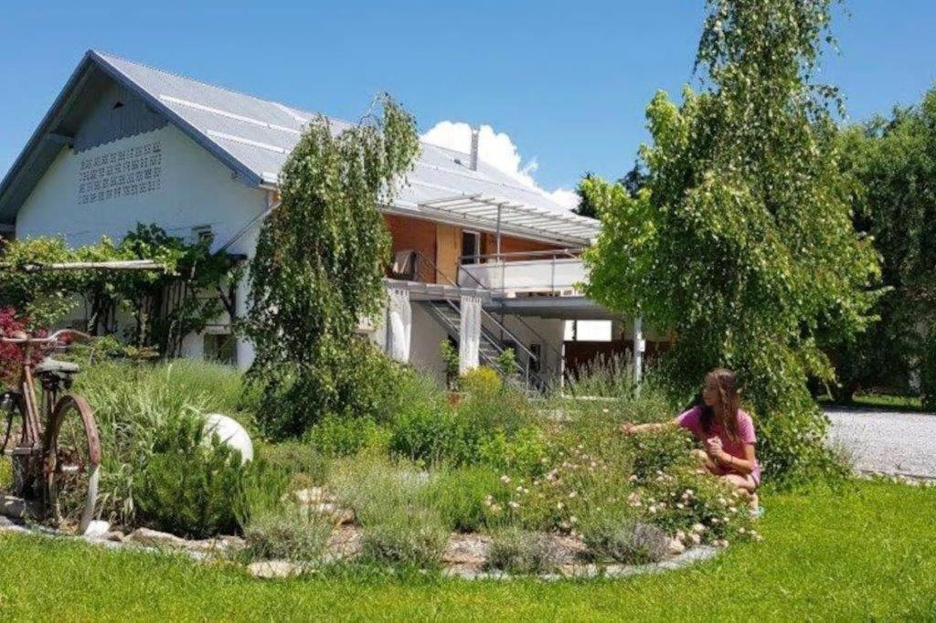 Hillside Bio Resort Apartment With Mountain View 皮瑞伯德 外观 照片